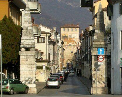 I Pilastroni di Bassano all'inizio di Via Beata Giovanna