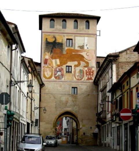Vista sud di Porta Dieta all'imbocco di Via Roma a Bassano del Grappa