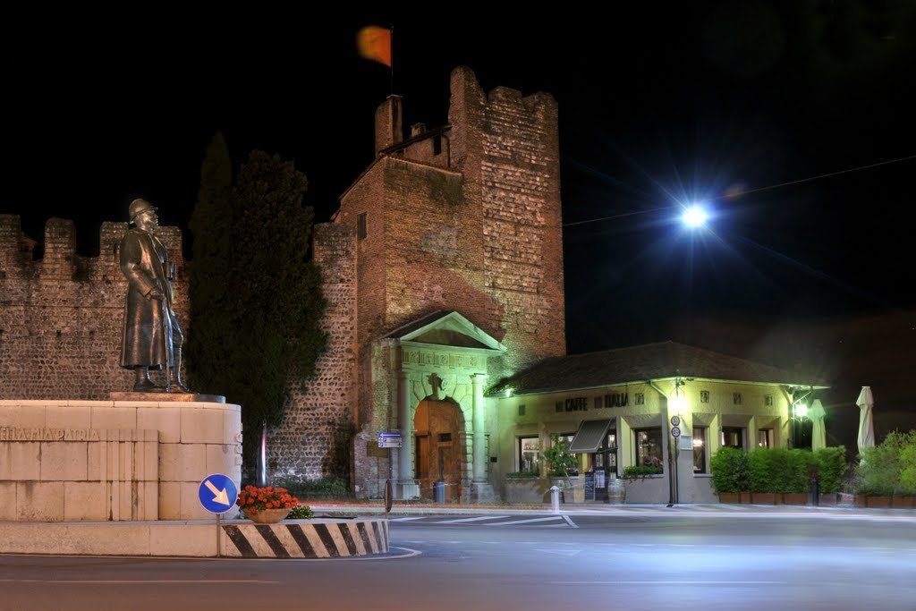 Porta delle Grazie, Monumento al Generale Giardino, lo storico Caffé Italia di Bassano del Grappa
