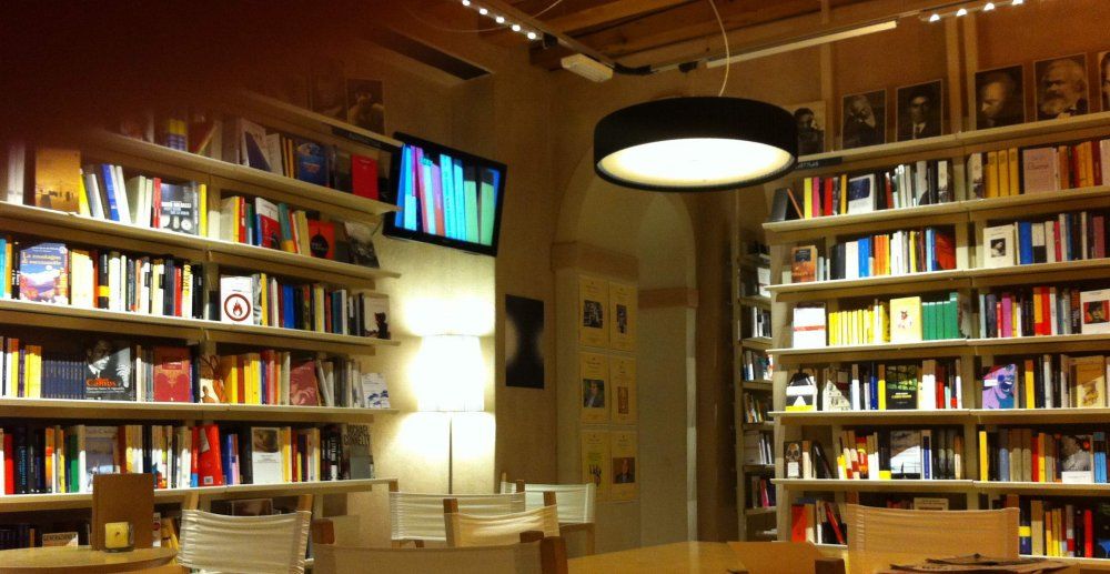 Interno del Caffé dei Libri Vicolo Gamba a Bassano del Grappa