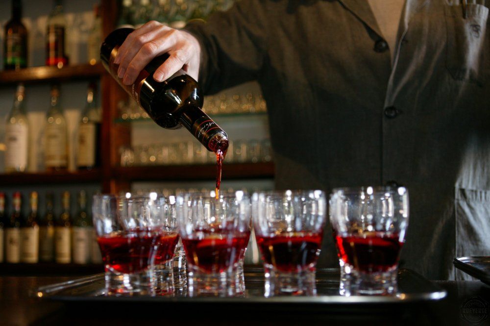 Preparazione del mitico aperitivo mezzo e mezzo della Grapperia Nardini a Bassano del Grappa