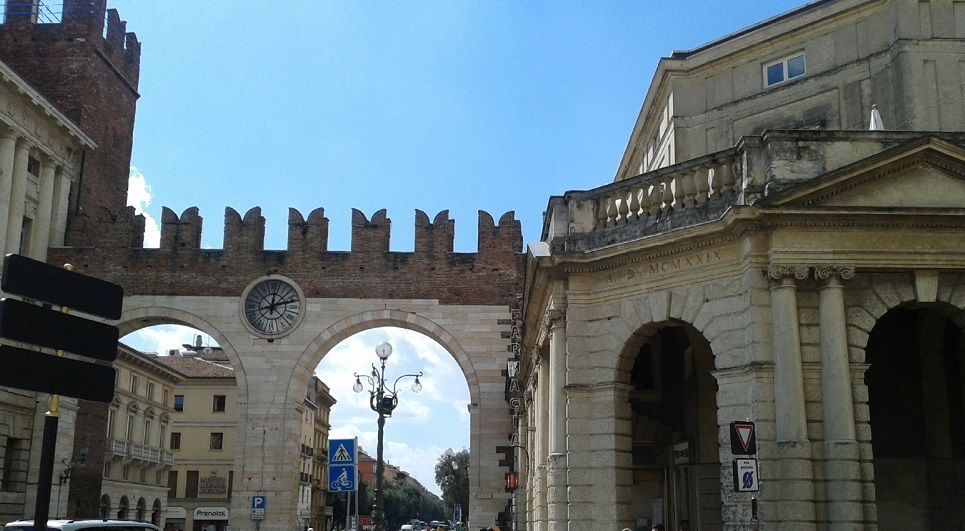 Portoni della Bra con archi e orologio a Verona