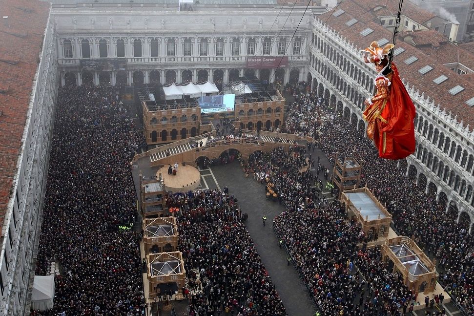 Il vole dell'angelo al carnevale di Venezia