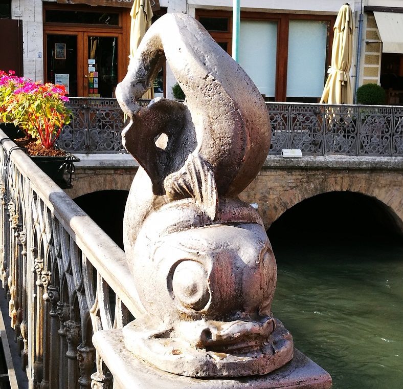 Isola della Pescheria a Treviso, statue a forma di pesci