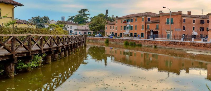 Passerella in legno a Mira Porte