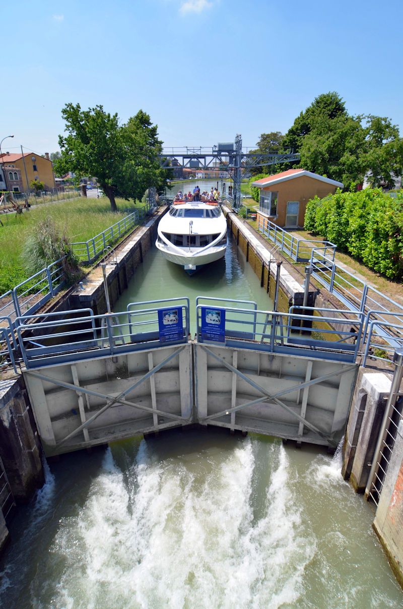 Burchiello tra le chiuse di Mira Porte