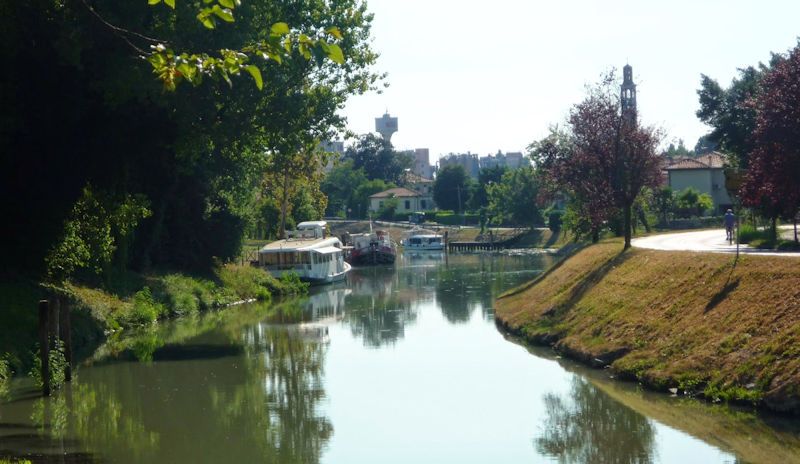 Battelli ormeggiati a Mira Porte
