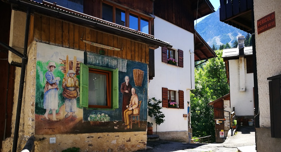 Passeggiando tra i murales di Cibiana