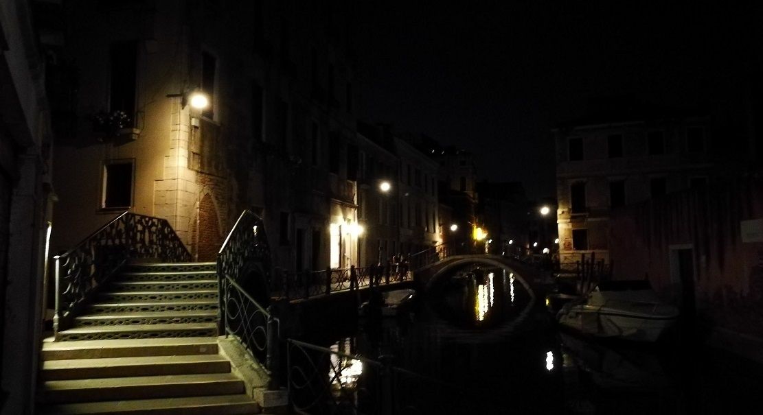 Scorcio di Venezia notturna