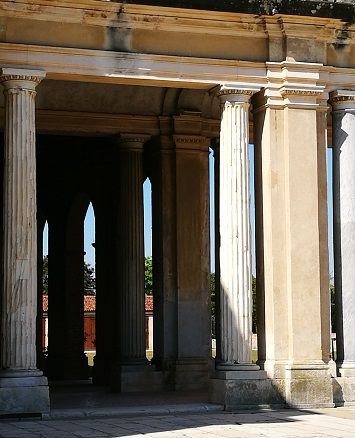 Particolare colonne della villa