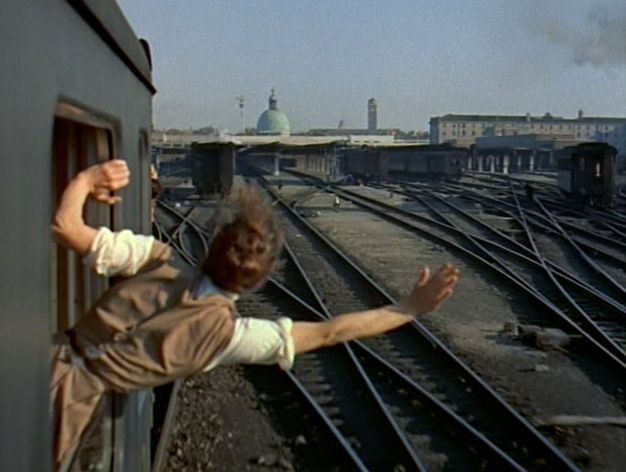 Jane lascia la stazione di Santa Lucia a Venezia