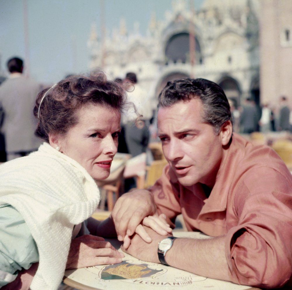Katharine Hepburn e Rossano Brazzi seduti al Caffé Florian in Piazza San Marco Katharine Hepburn e Rossano Brazzi seduti al Caffé Florian in Piazza San Marco