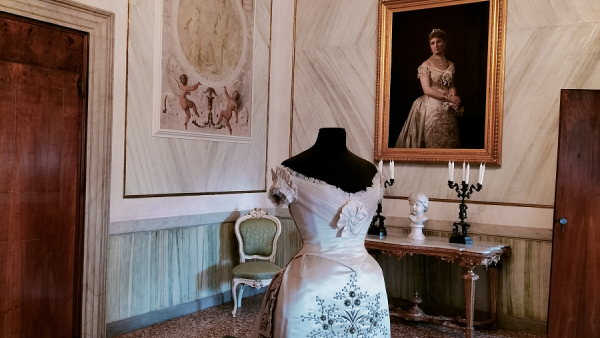 Sale Reali abito della Regina Margherita di Savoia