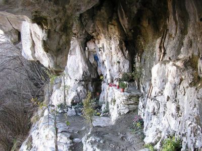 Sui sentieri sopra a Miane fino alla mistica Grotta del Landrel