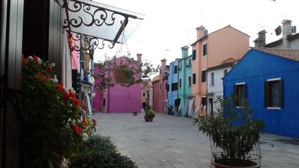 Burano isola dalle case colorate