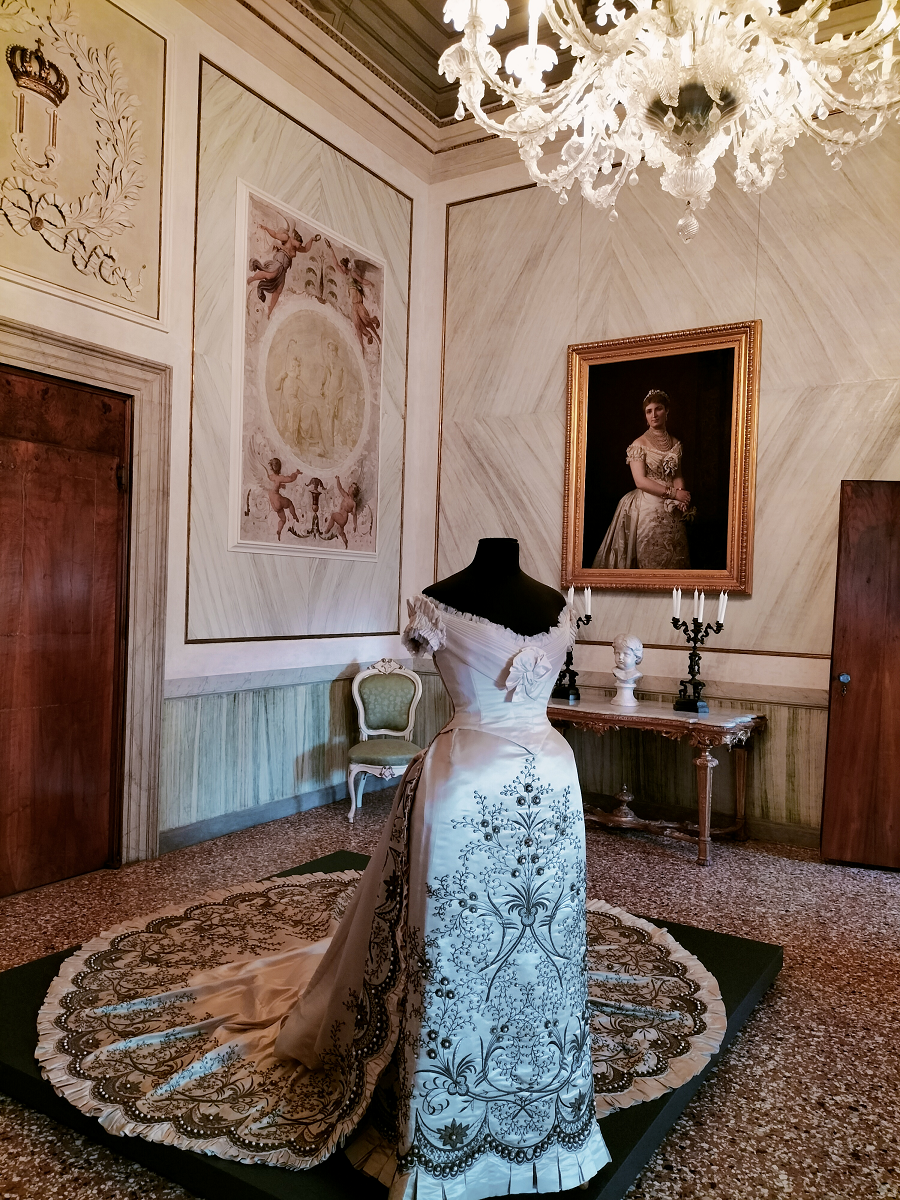 Sale Reali abito della Regina Margherita di Savoia